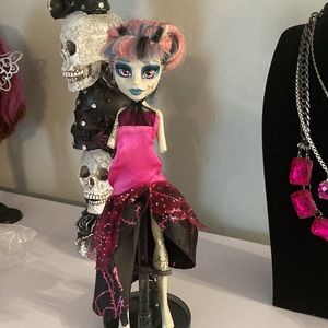 Monster High Rochelle Goyle Armless Doll* stand not included